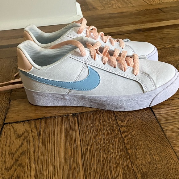 EUC Nike Leather Sneakers - Picture 9 of 9